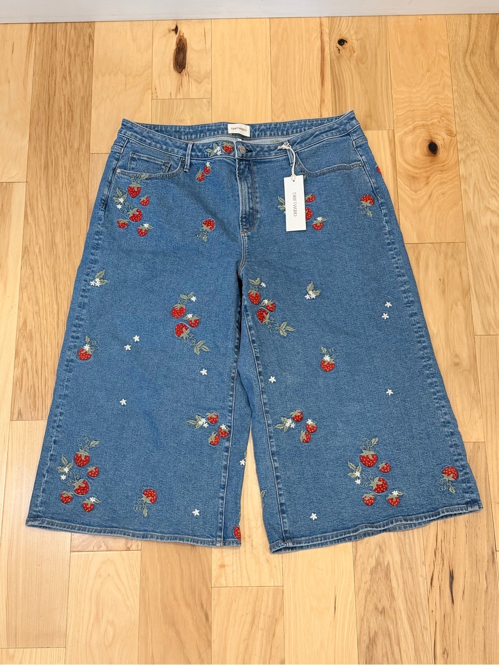 NWT Driftwood Women’s Amie Embroidered Strawberry Culotte Denim Jean - Picture 2 of 5